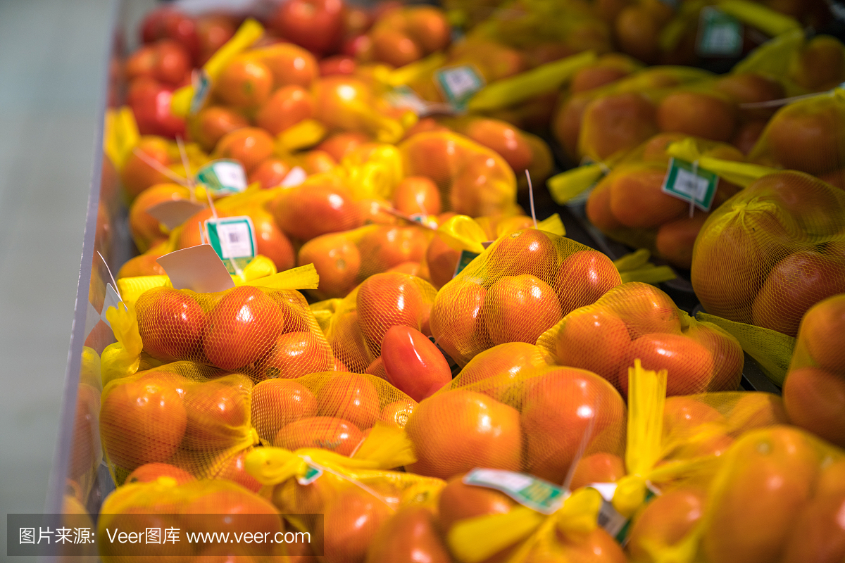 超市货架上的新鲜健康水果。成熟的西红柿